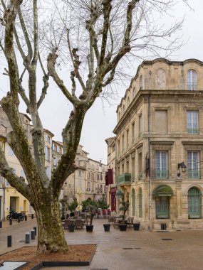 Arles, Fransa - 7 Mart 2023 Kışın bulutlu bir günde Arles 'in merkezinde boş bir cadde