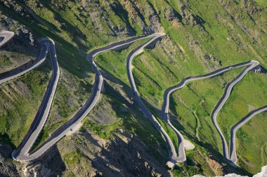 Stelvio Geçidi, İtalya - 15 Temmuz 2023: Güneşli bir yaz gününde Stelvio Geçidi, saç tokası döner