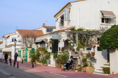 Saintes Maries de la Mer, Fransa - 9 Mart 2023: Saintes Maries de la Mer 'deki evler kışın, güneşli bir günde, mavi gökyüzü