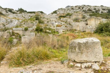 Baharda bulutlu bir günde Arles yakınlarında barbekü fabrikaları. Bu Roma kompleksi bir su kemeri ve iki paralel sekiz kişilik yamaçtan inen 16 su tekerleğinden oluşuyordu. (Provence, Fransa)
