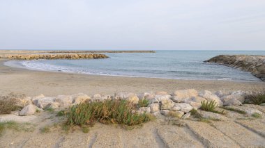 Saintes Maries de la Mer, Fransa - 9 Mart 2023 Saintes Plajı Maries de la Mer kışın bulutlu gökyüzü