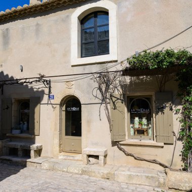 Les Baux-de-Provence, Fransa - 4 Mart 2023: Baharın güneşli bir gününde Les Baux de Provence caddesi