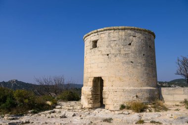 Les Baux-de-Provence, Fransa - 4 Mart 2023: Les Baux de Provence 'deki kule güneşli bir bahar gününde, mavi gökyüzü