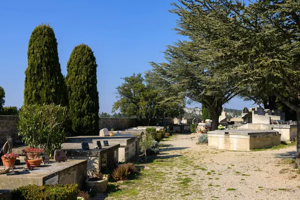 Les Baux-de-Provence, Fransa - 4 Mart 2023: Güneşli bir baharda Les Baux de Provence Mezarlığı