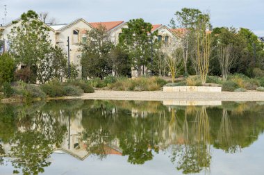 Arles, Fransa - 13 Mart 2023: Baharın güneşli bir gününde Parc de Ateliers, bulutlar