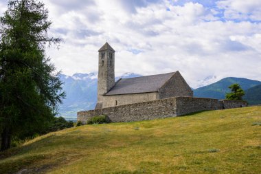 Yazın bulutlu bir günde eski Sankt Veit am Bichl Kilisesi (Güney Tyrol, İtalya)