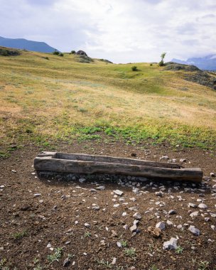 Yazın bulutlu bir günde Tartscher Bichl 'deki (İtalya) çayır, bu tepe nadir türleri ve arkeolojik önemiyle bilinir.