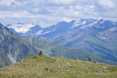 Güney Tyrol 'daki dağlar Yazın güneşli bir günde, Alp Bölgesi