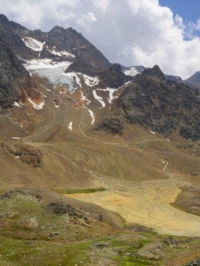 Yazın güneşli bir günde Güney Tyrol 'daki dağlar, Alp kuşağı, küçük göletler