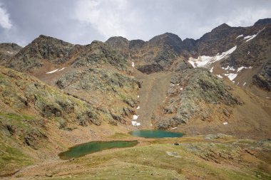 Yazın güneşli bir günde Güney Tyrol 'daki dağlar, Alp kuşağı, küçük göletler