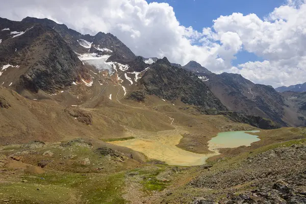 Yazın güneşli bir günde Güney Tyrol 'daki dağlar, Alp kuşağı, küçük göletler