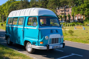 Mers-les-Bains, Fransa - 10 Temmuz 2022: Güneşli bir günde Mers-les-Bains yakınlarında duran eski bir kamp aracı