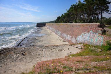Binz, Almanya - 10 Temmuz 2024: Güneşli bir günde Prora binalarının yakınındaki plaj