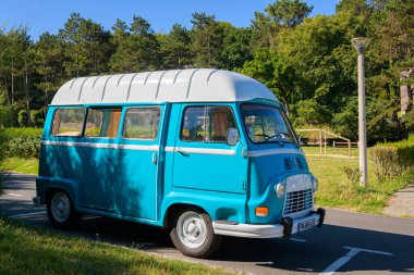 Mers-les-Bains, Fransa - 10 Temmuz 2022: Güneşli bir günde Mers-les-Bains yakınlarında duran eski bir kamp aracı