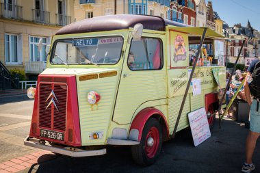 Mers-les-Bains, Fransa - 10 Temmuz 2022: Güneşli bir günde Fransa 'da eski bir kahve standı