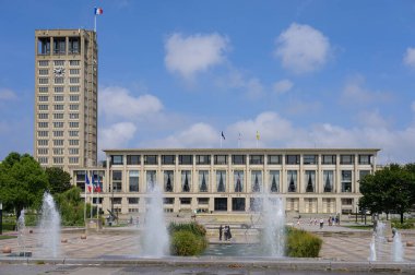 Le Havre, Fransa - 23 Temmuz 2022: Güneşli bir günde ünlü Havre belediye binası