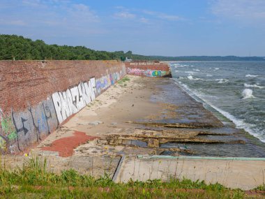 Binz, Almanya - 10 Temmuz 2024: Güneşli bir günde Prora binalarının yakınındaki plaj