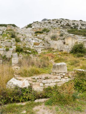 Baharda bulutlu bir günde Arles yakınlarında barbekü fabrikaları. Bu Roma kompleksi bir su kemeri ve iki paralel sekiz kişilik yamaçtan inen 16 su tekerleğinden oluşuyordu. (Provence, Fransa)