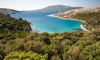 Hırvatistan 'ın Cres adasında Ustrine yakınlarındaki koylarda, ilkbaharda güneşli bir gün
