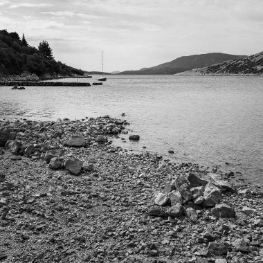 Hırvatistan 'ın Cres adasında Ustrine yakınlarındaki koylar, ilkbaharda güneşli bir gün, siyah ve beyaz