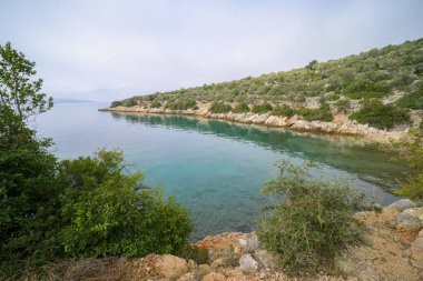 Güneşli bir günde Cres kıyısında, sisli, mavi gökyüzü