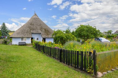 Gross Zicker, Almanya - 5 Temmuz 2024: Güneşli bir yaz gününde Gross Zicker 'daki eski kır evi