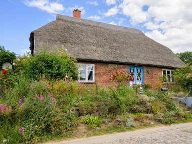 Gross Zicker, Almanya - 5 Temmuz 2024: Güneşli bir yaz gününde Gross Zicker 'daki eski kır evi