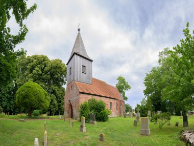 Küçük köy kilisesi Gross Zicker, Ruegen (Almanya), yazın bulutlu bir gün.
