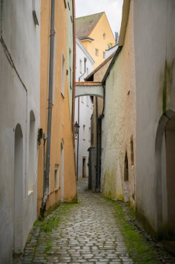 Passau, Germay - 15 Nisan 2024: Passau şehir merkezinde dar bir sokak, ilkbaharda yağmurlu bir gün