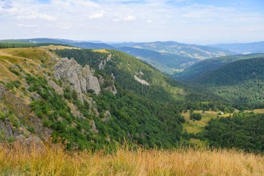 Le Hohneck yakınlarındaki dağlar Vosges 'da, güneşli yaz günü, mavi gökyüzü