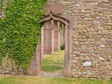 Munster 'da eski bir manastırın kalıntıları, yazın bulutlu bir gün.
