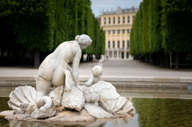 Viyana, Avusturya - 19 Mayıs 2020: Baharın güneşli bir günü, Schloss Schoenbrunn parkında taştan yapılmış çeşme