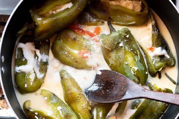 Geleneksel ev yapımı dolma biber. Peynir ve krema sosuyla doldurulmuş. Latin yemeği.