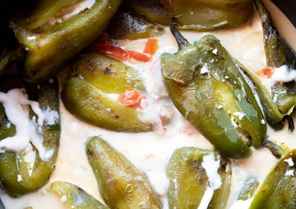 Geleneksel ev yapımı dolma biber. Peynir ve krema sosuyla doldurulmuş. Latin yemeği.