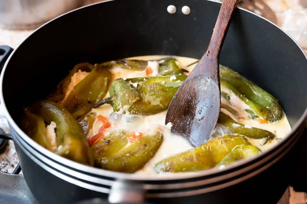 Traditional Homemade Bell Pepper Stuffed Cheese Cream Sauce Cooking Pot — Stock Photo, Image