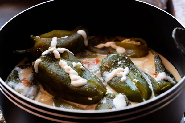 Geleneksel ev yapımı dolma biber. Peynir ve krema sosuyla doldurulmuş. Latin yemeği.