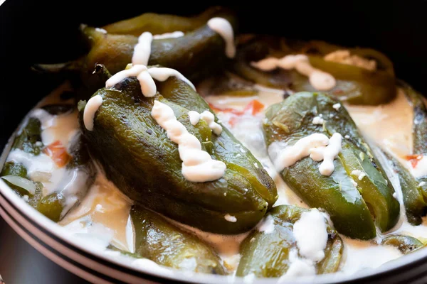 Geleneksel ev yapımı dolma biber. Peynir ve krema sosuyla doldurulmuş. Latin yemeği.