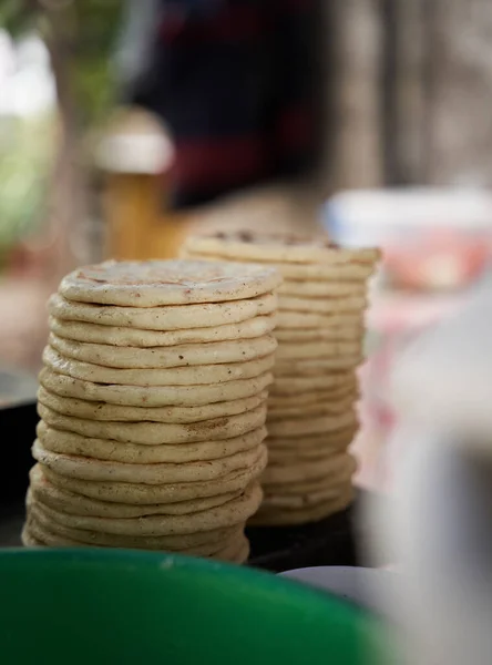 Sıcak mısır tortillası yığını yakın zamanda servis edilmeye hazır.