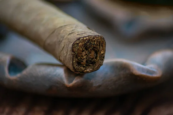 Foto Primer Plano Cigarro Cenicero Arcilla — Foto de Stock
