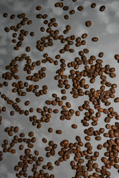 Pieczone Ziarna Kawy Leżą Całej Ramie Powierzchni Niejednolitej Szarej Strukturze — Zdjęcie stockowe