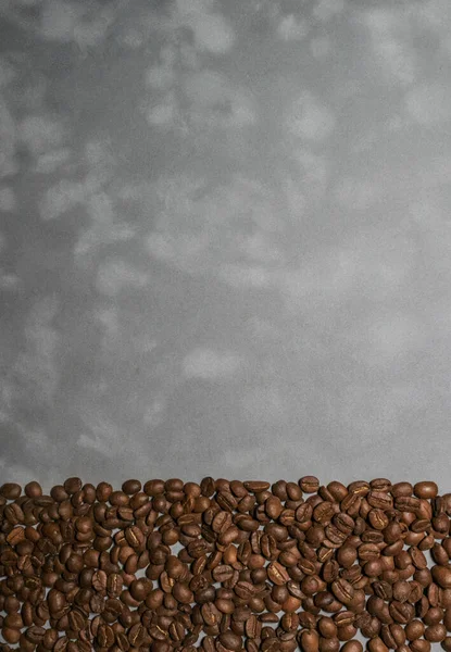 Pieczone Ziarna Kawy Leżą Dole Ramki Powierzchni Niejednolitej Szarej Strukturze — Zdjęcie stockowe