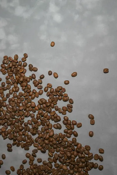Grãos Café Torrados Encontram Desigualmente Superfície Com Uma Textura Cinza — Fotografia de Stock
