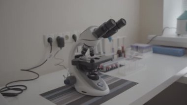 Laboratuvarda modern mikroskop. Tıbbi araştırma. Masada mikroskop var. Yakın çekim.
