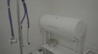 Modern klinik. Ameliyat odası. Tıbbi aletler için depo odası. Kısırlık. Gelişmiş tıbbi tesis. Sağlık endişesi