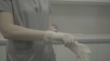 Tıbbi personel lateks eldiven giyer. Kadın eli. Modern klinik. İlaçlar. Otantik klinik