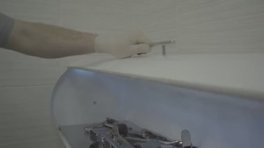 Tıbbi aletler için depo odası. Ameliyat odası. Ameliyat yapmak için gerekli aletler. Modern tıp