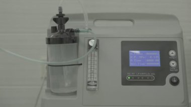 Oksijen yoğunlaştırıcı. Modern tıbbi ekipmanlar. Ekipman ekranı. Otantik klinik. Veteriner kliniği. Yakın plan.