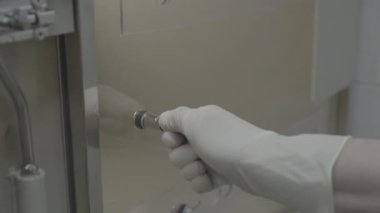 Hayvan muhafazası. Modern veteriner kliniği. İşçi hayvan için bir kafes hazırlıyor. Ekipmanları bağlar. Eller yakın planda gösterilir