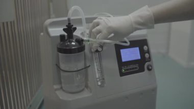 Oksijen yoğunlaştırıcı. Veteriner kliniği ekipmanları. Çalışan ekipmanın işleyişini ayarlar. Klinikteki profesyonel ekipmanlar. Modern tıp. Veteriner tıbbı
