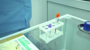 Tıbbi ekipman. Doktor çeşitli laboratuvar ekipmanlarıyla çalışır. Yakın plan. Kadın elleri.